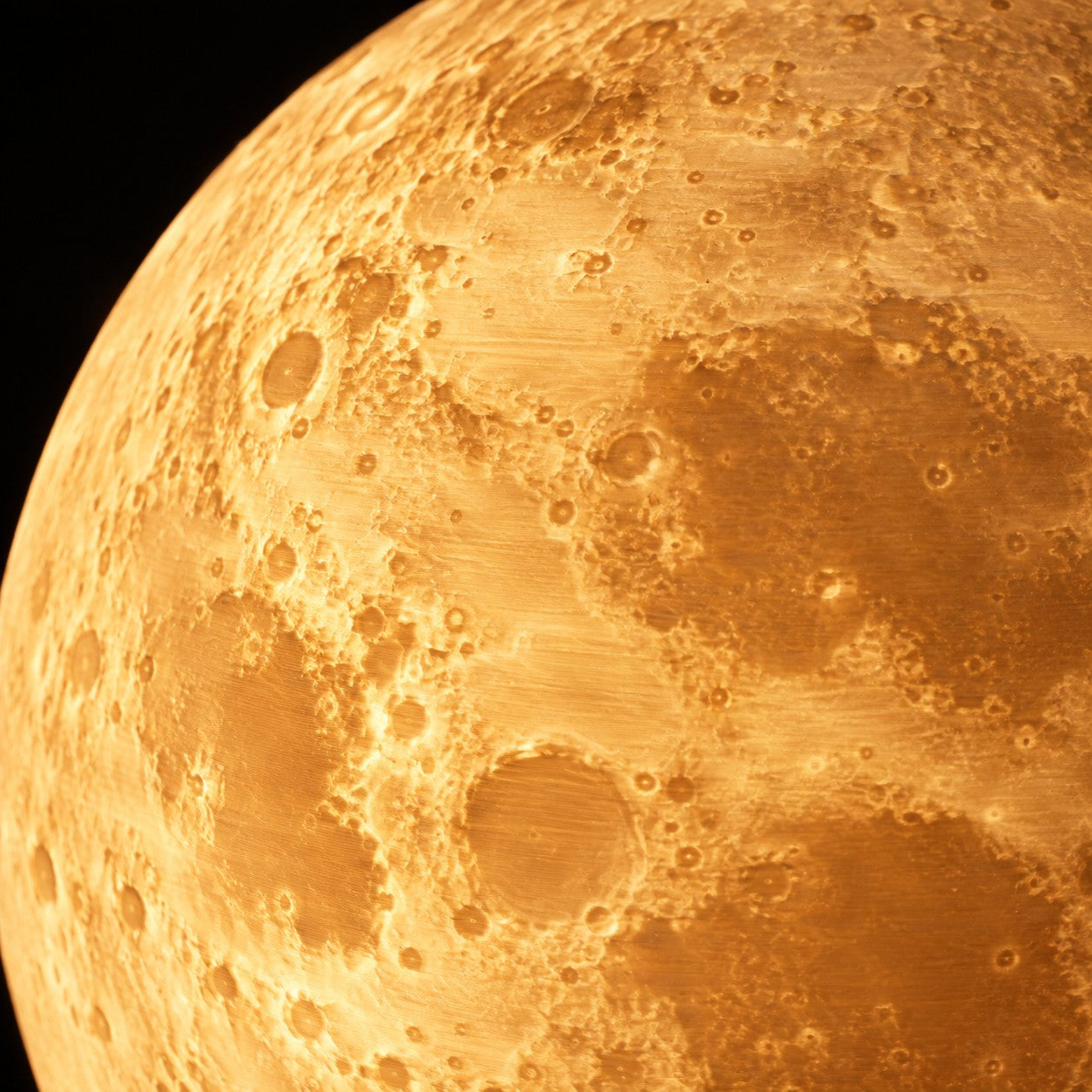Le relief de la Petite Lune, imprimée en 3D, éclairée de l’intérieur