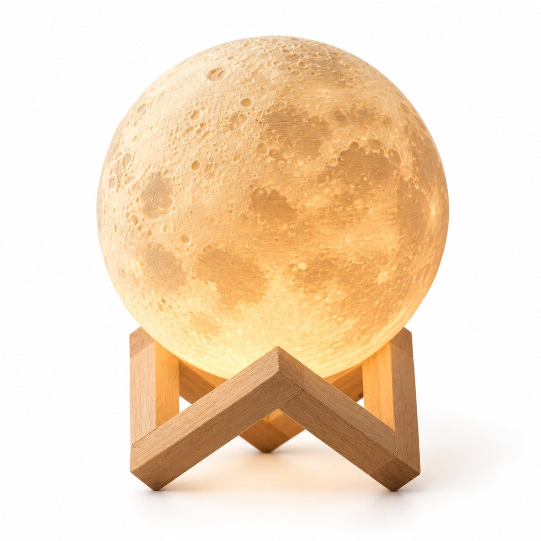 La Petite Lune Soléveil en entier, allumée sur son support en bois