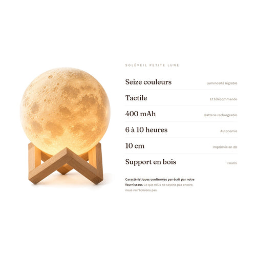 Caractéristiques de la Petite Lune Soléveil : seize couleurs, luminosité réglable, commande tactile et télécommande, batterie rechargeable de 400 mAh, 6 à 10 heures d'autonomie, 10 cm, imprimée en 3D, support en bois fourni